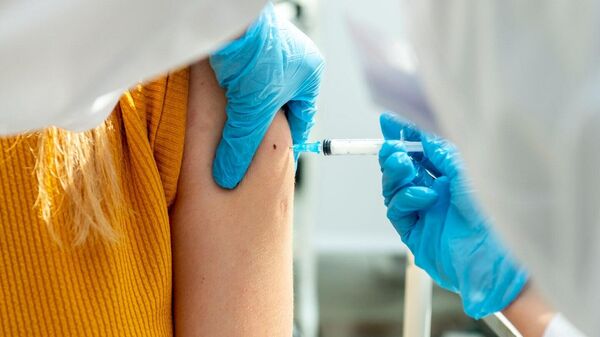 Медработник вводит дозу вакцины от коронавируса, архивное фото - Sputnik Литва