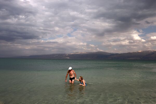 Žmonės plaukioja Negyvojoje jūroje netoli gyvenvietės Mitzpe Shalem. - Sputnik Lietuva