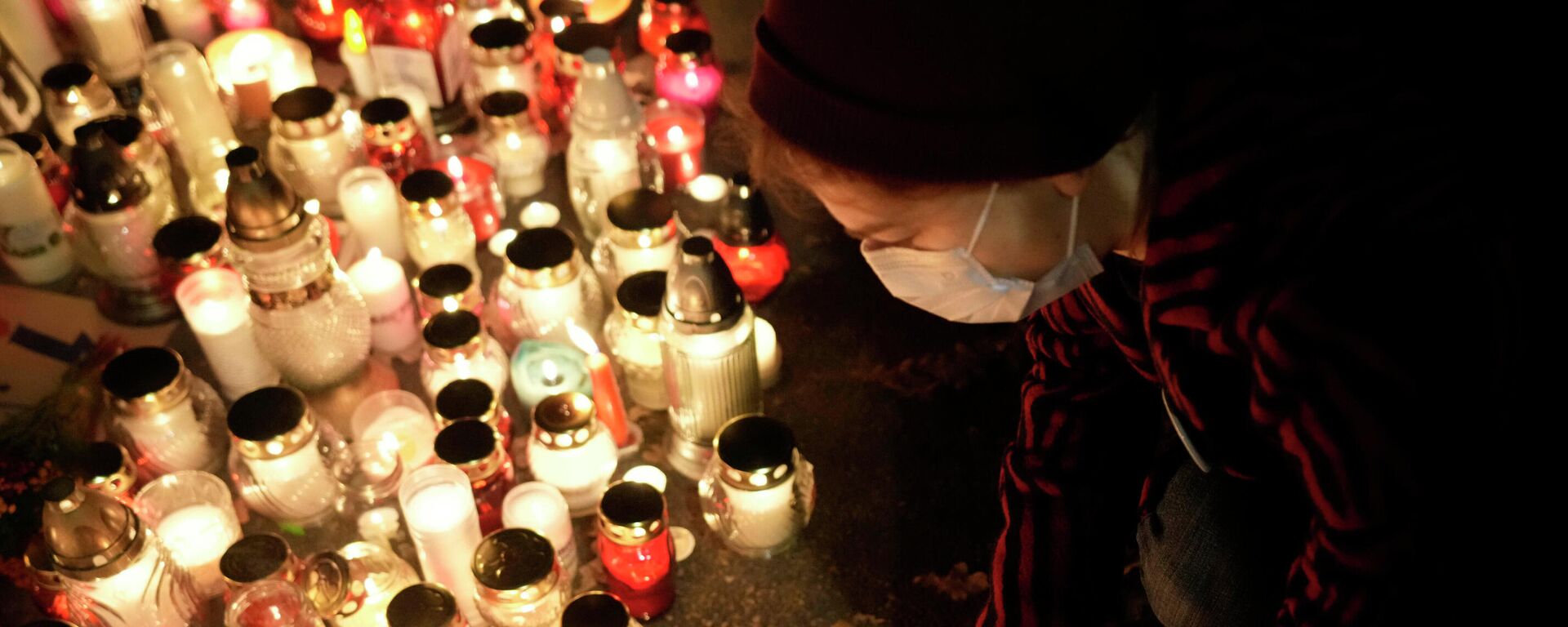 Žmonės uždega žvakutes 22-ąją nėštumo savaitę Lenkijoje mirusios moters atminimui - Sputnik Lietuva, 1920, 03.11.2021