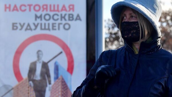 Женщина в защитной маске на одной из улиц в Москве, архивное фото - Sputnik Литва