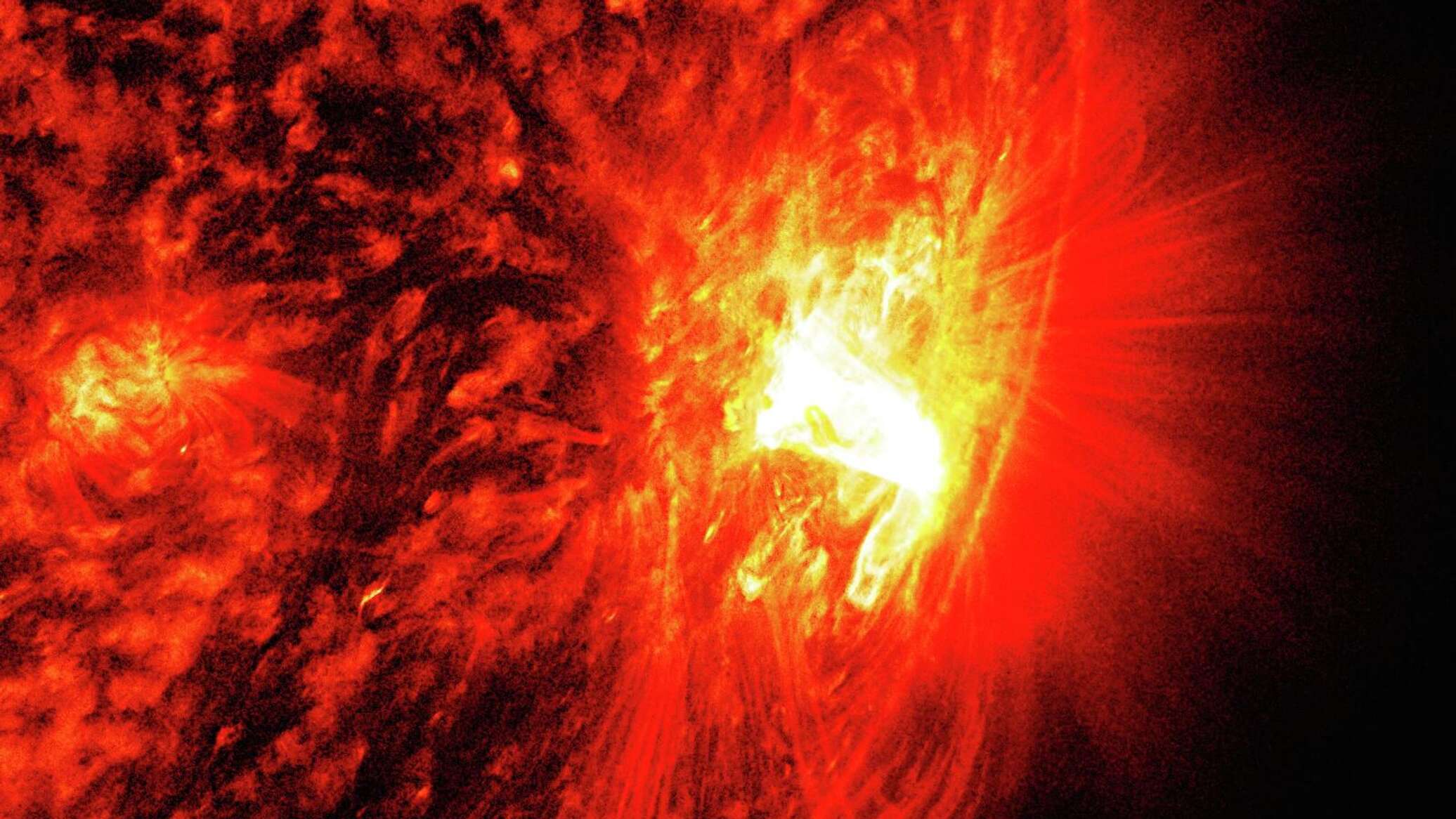 Протуберанцы на солнце. Пылающая звезда. Солнечное извержение. Солнечный протуберанец. Извержение солнца.
