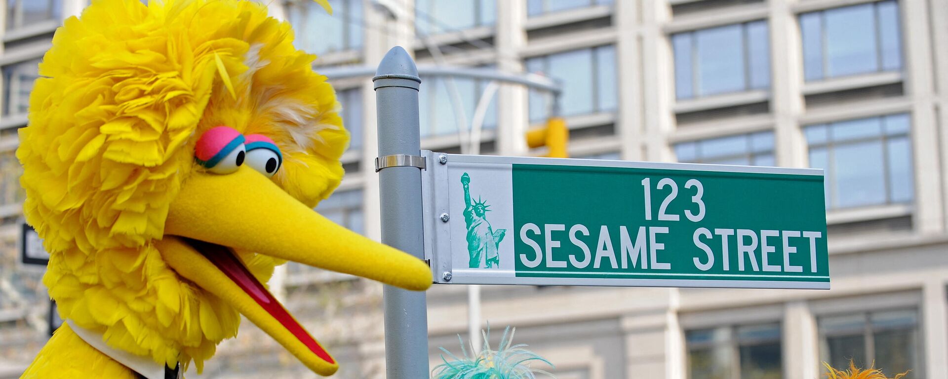 Didysis paukštis (kairėje) ir kiti personažai iš Sesame Street Niujorke - Sputnik Lietuva, 1920, 08.11.2021