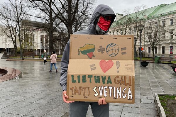 Daugelis protestuotojų atsinešė savadarbių plakatų, remiančių migrantus. - Sputnik Lietuva