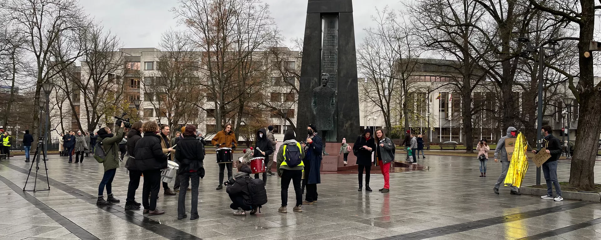 Protestuotojai rinkosi Vinco Kudirkos aikštėje priešais valdžios pastatą Vilniuje - Sputnik Lietuva, 1920, 08.11.2021