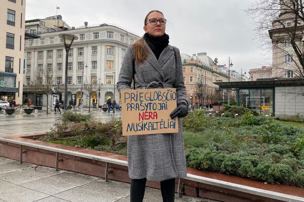 Mergina su plakatu: &quot;Prieglobsčio prašytojai nėra nusikaltėliai&quot;. - Sputnik Lietuva