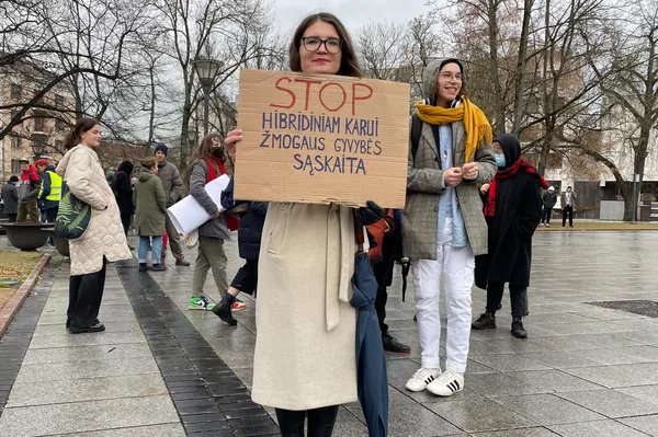 Plakate rašoma: &quot;STOP hibridiniam karui žmogaus gyvybės sąskaita&quot;. - Sputnik Lietuva