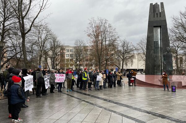 Акция перед зданием правительства собрала около сотни человек.  - Sputnik Литва