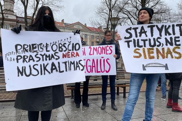 Protestuotojai iškėlė plakatus su šūkiais: &quot;Prieglobsčio prašymas nėra nusikaltimas&quot;, &quot;Statykite tiltus, ne sienas&quot;. - Sputnik Lietuva