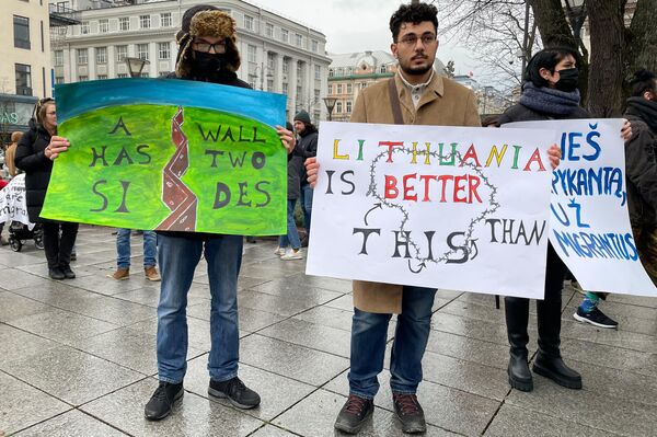 Plakatuose rašoma: &quot;Siena turi dvi puses&quot;, &quot;Lietuva yra daug geriau nei tai&quot;. - Sputnik Lietuva