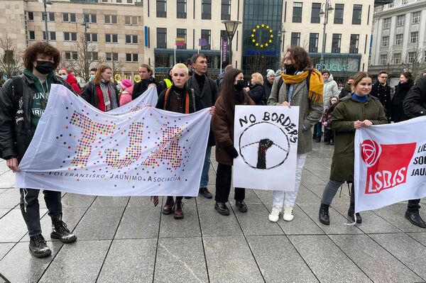 Tarp protestuotojų buvo Jaunųjų socialdemokratų sąjungos atstovai. - Sputnik Lietuva