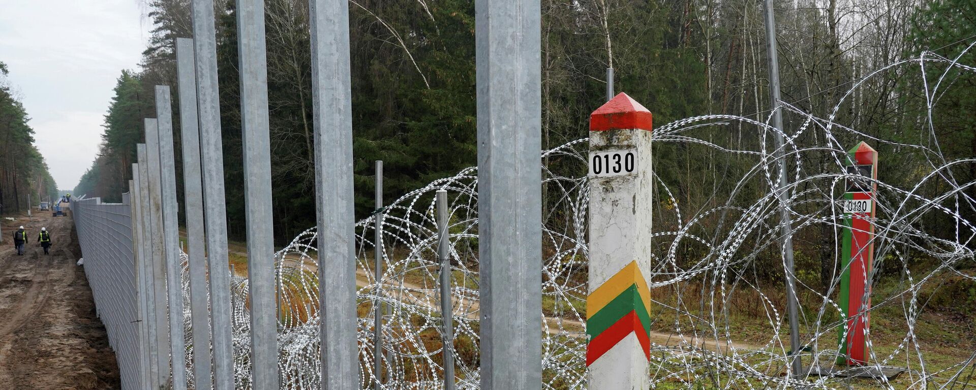 Забор и приграничные столбы на границе Литвы и Белоруссии - Sputnik Литва, 1920, 11.11.2021