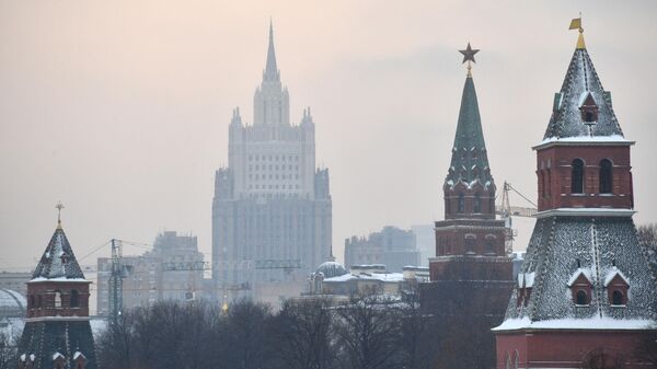 Вид на башни Московского Кремля и здание МИД РФ, архивное фото - Sputnik Литва