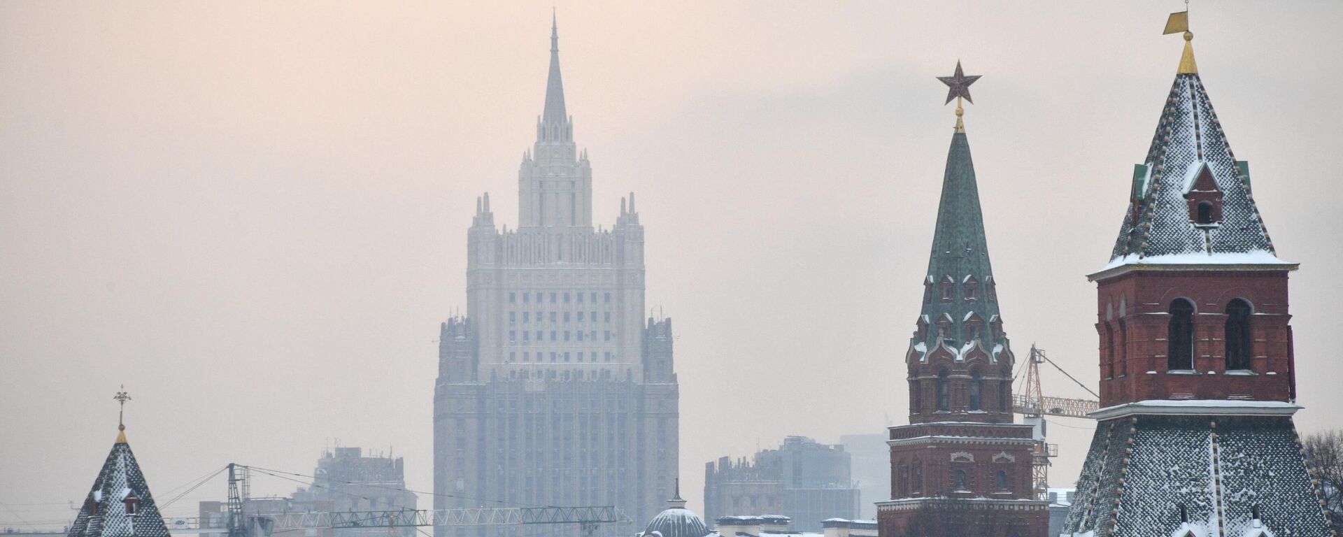 Вид на башни Московского Кремля и здание МИД РФ, архивное фото - Sputnik Литва, 1920, 27.12.2021