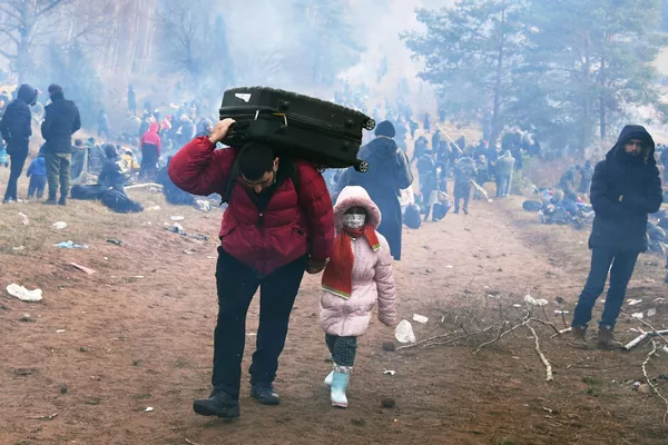 Nelegalių migrantų stovykla Baltarusijos ir Lenkijos pasienyje. Lapkričio 8 dieną daugiau nei tūkstantis pabėgėlių Baltarusijoje iš Artimųjų Rytų ir Šiaurės Afrikos pajudėjo link Lenkijos sienos. Lenkijos valdžia tai vertina kaip "bandymą masiškai įsiskverbti jėga" ir padidino sienų apsaugą. Nelegalių migrantų stovykla Baltarusijos ir Lenkijos pasienyje. Lapkričio 8 dieną daugiau nei tūkstantis pabėgėlių Baltarusijoje iš Artimųjų Rytų ir Šiaurės Afrikos pajudėjo link Lenkijos sienos. Lenkijos valdžia tai vertina kaip "bandymą masiškai įsiskverbti jėga" ir padidino sienų apsaugą. - Sputnik Lietuva