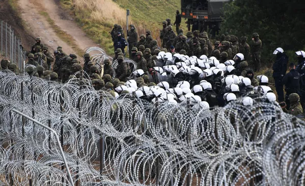 Lenkijos policijos pareigūnai ir kariškiai nelegalių migrantų stovykloje Baltarusijos ir Lenkijos pasienyje. Lapkričio 8 dieną daugiau nei tūkstantis pabėgėlių Baltarusijoje iš Artimųjų Rytų ir Šiaurės Afrikos pajudėjo link Lenkijos sienos. Lenkijos valdžia tai vertina kaip "bandymą masiškai įsiskverbti jėga" ir padidino sienų apsaugą. Lenkijos policijos pareigūnai ir kariškiai nelegalių migrantų stovykloje Baltarusijos ir Lenkijos pasienyje. Lapkričio 8 dieną daugiau nei tūkstantis pabėgėlių Baltarusijoje iš Artimųjų Rytų ir Šiaurės Afrikos pajudėjo link Lenkijos sienos. Lenkijos valdžia tai vertina kaip "bandymą masiškai įsiskverbti jėga" ir padidino sienų apsaugą. - Sputnik Lietuva