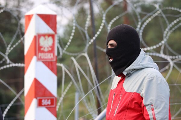 Nuotraukoje, darytoje 2021 metų lapkričio 8 dieną, matyti migrantai prie Baltarusijos ir Lenkijos sienos Gardino srityje. — Lapkričio 8 dieną Lenkija pareiškė, kad šimtai migrantų Baltarusijoje eina link jos sienos, siekdami įsiveržti į ES, o tai NATO pripažino tyčine Minsko taktika. - Sputnik Lietuva
