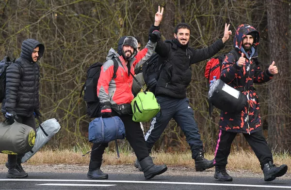 Nelegalūs migrantai juda Baltarusijos ir Lenkijos sienos link. Lapkričio 8 dieną daugiau nei tūkstantis pabėgėlių Baltarusijoje iš Artimųjų Rytų ir Šiaurės Afrikos pajudėjo link Lenkijos sienos. Lenkijos valdžia tai vertina kaip "bandymą masiškai įsiskverbti jėga" ir padidino sienų apsaugą. Nelegalūs migrantai juda Baltarusijos ir Lenkijos sienos link. Lapkričio 8 dieną daugiau nei tūkstantis pabėgėlių Baltarusijoje iš Artimųjų Rytų ir Šiaurės Afrikos pajudėjo link Lenkijos sienos. Lenkijos valdžia tai vertina kaip "bandymą masiškai įsiskverbti jėga" ir padidino sienų apsaugą. - Sputnik Lietuva