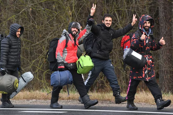 Nelegalūs migrantai juda Baltarusijos ir Lenkijos sienos link. Lapkričio 8 dieną daugiau nei tūkstantis pabėgėlių Baltarusijoje iš Artimųjų Rytų ir Šiaurės Afrikos pajudėjo link Lenkijos sienos. Lenkijos valdžia tai vertina kaip "bandymą masiškai įsiskverbti jėga" ir padidino sienų apsaugą. Nelegalūs migrantai juda Baltarusijos ir Lenkijos sienos link. Lapkričio 8 dieną daugiau nei tūkstantis pabėgėlių Baltarusijoje iš Artimųjų Rytų ir Šiaurės Afrikos pajudėjo link Lenkijos sienos. Lenkijos valdžia tai vertina kaip "bandymą masiškai įsiskverbti jėga" ir padidino sienų apsaugą. - Sputnik Lietuva