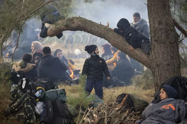 Migrantai iš Artimųjų Rytų ir kitur ilsisi ant žemės, kai renkasi prie Baltarusijos ir Lenkijos sienos netoli Gardino, Baltarusija, pirmadienį, 2021 metų lapkričio 8 dieną. Lenkija padidino saugumą pasienyje su Baltarusija, prie rytinės Europos Sąjungos sienos, didelė migrantų grupė Baltarusijoje, atrodo, būriavosi perėjimo punkte, pirmadienį pranešė pareigūnai. Panašu, kad šis įvykis bylojo apie jau kelis mėnesius besitęsiančios krizės eskalavimą, kai autokratinis Baltarusijos režimas skatino migrantus iš Artimųjų Rytų ir kitų šalių nelegaliai atvykti į Europos Sąjungą — iš pradžių per Lietuvą ir Latviją, o dabar — daugiausia per Lenkija. Migrantai iš Artimųjų Rytų ir kitur ilsisi ant žemės, kai renkasi prie Baltarusijos ir Lenkijos sienos netoli Gardino, Baltarusija, pirmadienį, 2021 metų lapkričio 8 dieną. Lenkija padidino saugumą pasienyje su Baltarusija, prie rytinės Europos Sąjungos sienos, didelė migrantų grupė Baltarusijoje, atrodo, būriavosi perėjimo punkte, pirmadienį pranešė pareigūnai. Panašu, kad šis įvykis bylojo apie jau kelis mėnesius besitęsiančios krizės eskalavimą, kai autokratinis Baltarusijos režimas skatino migrantus iš Artimųjų Rytų ir kitų šalių nelegaliai atvykti į Europos Sąjungą — iš pradžių per Lietuvą ir Latviją, o dabar — daugiausia per Lenkija. - Sputnik Lietuva