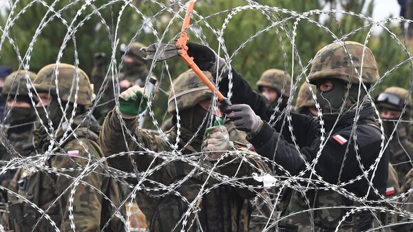 Польские военные у лагеря нелегальных мигрантов на белорусско-польской границе - Sputnik Lietuva