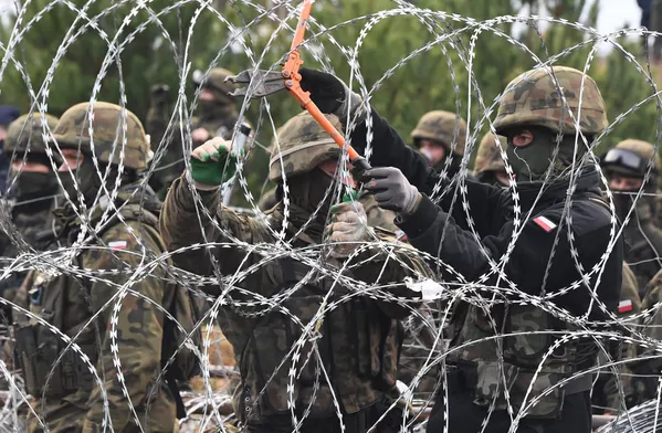 Nelegalūs migrantai juda Baltarusijos ir Lenkijos sienos link. Lapkričio 8 dieną daugiau nei tūkstantis pabėgėlių Baltarusijoje iš Artimųjų Rytų ir Šiaurės Afrikos pajudėjo link Lenkijos sienos. Lenkijos valdžia tai vertina kaip "bandymą masiškai įsiskverbti jėga" ir padidino sienų apsaugą. Nelegalūs migrantai juda Baltarusijos ir Lenkijos sienos link. Lapkričio 8 dieną daugiau nei tūkstantis pabėgėlių Baltarusijoje iš Artimųjų Rytų ir Šiaurės Afrikos pajudėjo link Lenkijos sienos. Lenkijos valdžia tai vertina kaip "bandymą masiškai įsiskverbti jėga" ir padidino sienų apsaugą. - Sputnik Lietuva