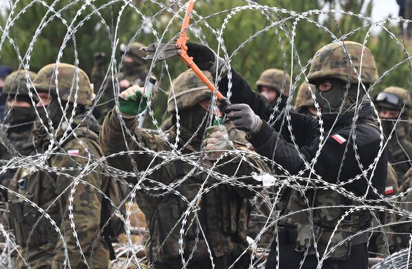 Nelegalūs migrantai juda Baltarusijos ir Lenkijos sienos link. Lapkričio 8 dieną daugiau nei tūkstantis pabėgėlių Baltarusijoje iš Artimųjų Rytų ir Šiaurės Afrikos pajudėjo link Lenkijos sienos. Lenkijos valdžia tai vertina kaip &quot;bandymą masiškai įsiskverbti jėga&quot; ir padidino sienų apsaugą. - Sputnik Lietuva