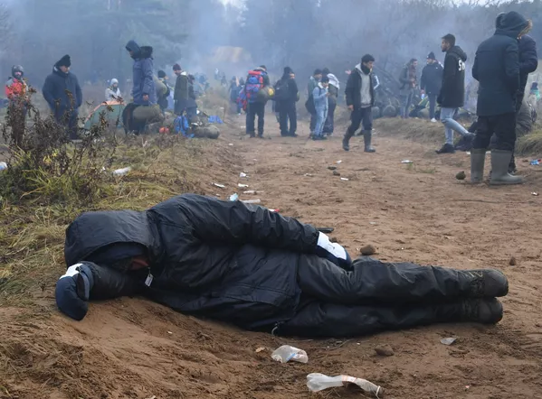 Nelegalūs migrantai juda Baltarusijos ir Lenkijos sienos link. Lapkričio 8 dieną daugiau nei tūkstantis pabėgėlių Baltarusijoje iš Artimųjų Rytų ir Šiaurės Afrikos pajudėjo link Lenkijos sienos. Lenkijos valdžia tai vertina kaip "bandymą masiškai įsiskverbti jėga" ir padidino sienų apsaugą. Nelegalūs migrantai juda Baltarusijos ir Lenkijos sienos link. Lapkričio 8 dieną daugiau nei tūkstantis pabėgėlių Baltarusijoje iš Artimųjų Rytų ir Šiaurės Afrikos pajudėjo link Lenkijos sienos. Lenkijos valdžia tai vertina kaip "bandymą masiškai įsiskverbti jėga" ir padidino sienų apsaugą. - Sputnik Lietuva