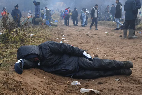 Nelegalūs migrantai juda Baltarusijos ir Lenkijos sienos link. Lapkričio 8 dieną daugiau nei tūkstantis pabėgėlių Baltarusijoje iš Artimųjų Rytų ir Šiaurės Afrikos pajudėjo link Lenkijos sienos. Lenkijos valdžia tai vertina kaip "bandymą masiškai įsiskverbti jėga" ir padidino sienų apsaugą. Nelegalūs migrantai juda Baltarusijos ir Lenkijos sienos link. Lapkričio 8 dieną daugiau nei tūkstantis pabėgėlių Baltarusijoje iš Artimųjų Rytų ir Šiaurės Afrikos pajudėjo link Lenkijos sienos. Lenkijos valdžia tai vertina kaip "bandymą masiškai įsiskverbti jėga" ir padidino sienų apsaugą. - Sputnik Lietuva