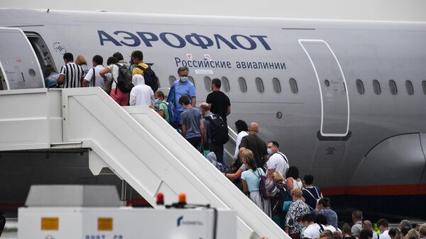 Пассажиры во время посадки в самолет Airbus A321-200 авиакомпании Аэрофлот, архивное фото - Sputnik Литва