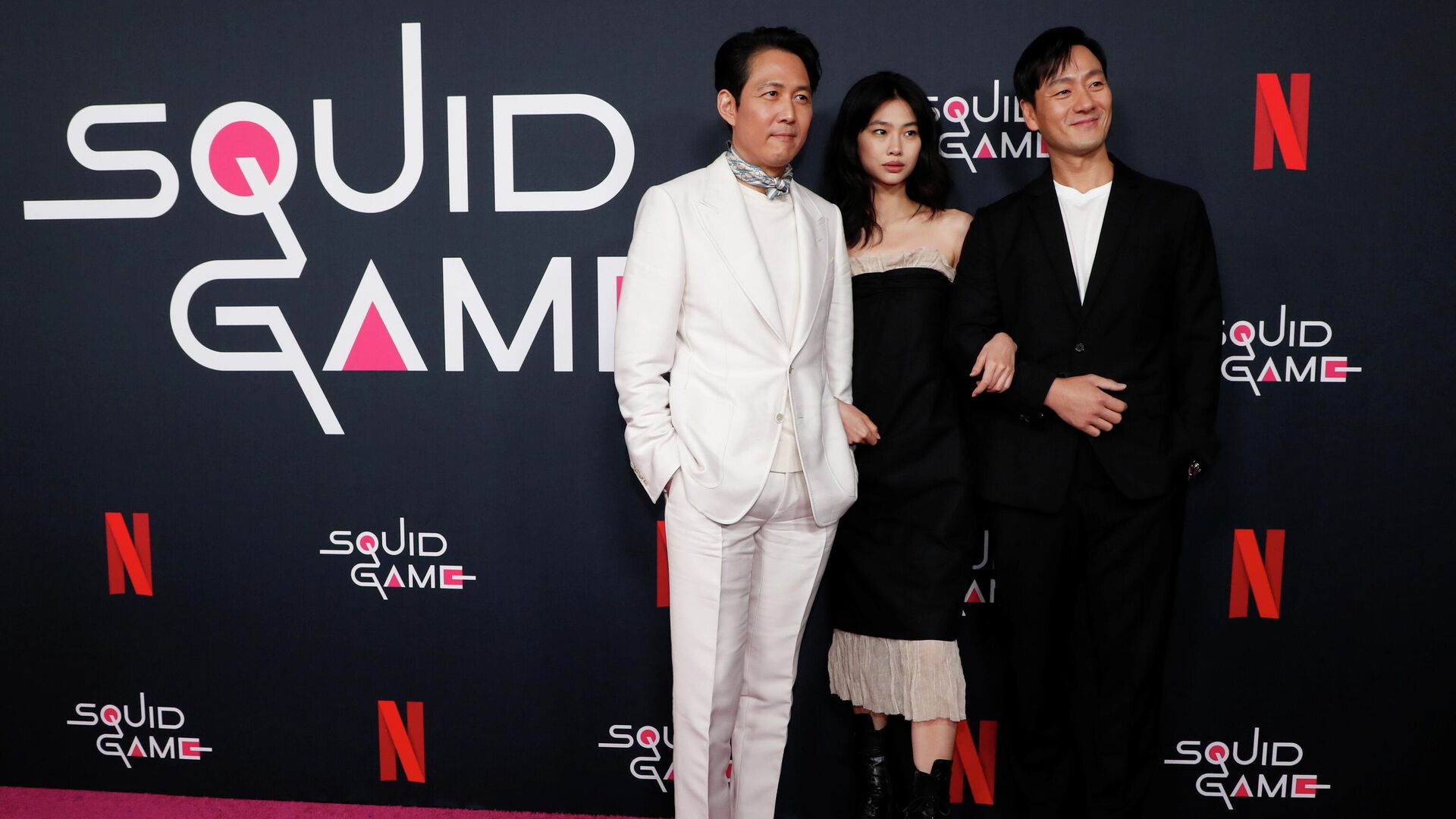 Pietų Korėjos aktoriai Lee Jong Jae, Jung Ho Yeon ir Park Haesu, vaidinę seriale Squid Game - Sputnik Lietuva, 1920, 10.11.2021