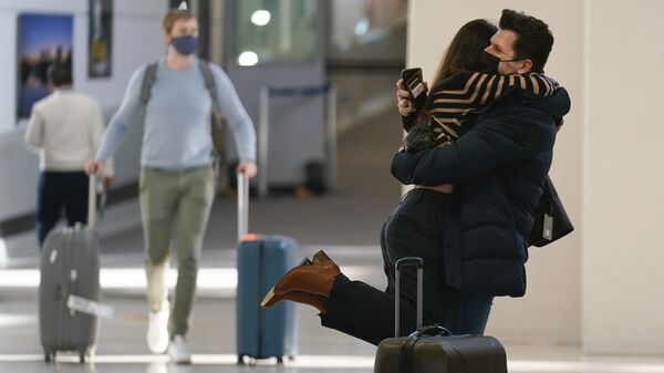 Наталья Абрахао встречает своего жениха Марка Огерцехнига в международном аэропорту Ньюарк Либерти в Ньюарке, штат Нью-Джерси - Sputnik Lietuva