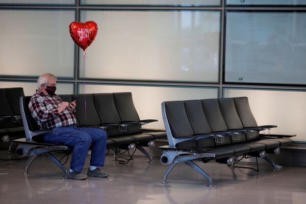 Vyras laukia, kol jo sužadėtinė atvyks skrydžiu iš Amsterdamo į Logano tarptautinį oro uostą. - Sputnik Lietuva