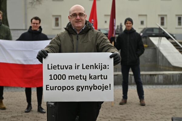 На плакате написано: &quot;Литва и Польша – 1000 лет вместе на обороне Европы&quot;. - Sputnik Литва