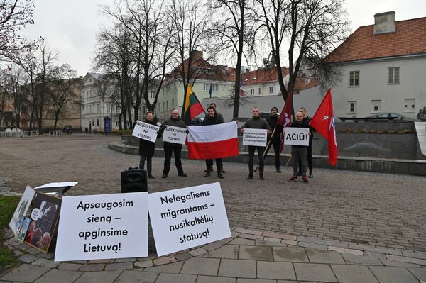 На плакатах написано: &quot;Обороним границу – защитим Литву&quot;, &quot;Нелегальным мигрантам – статус преступника&quot;. - Sputnik Литва
