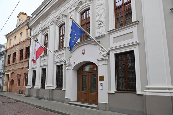 Акция прошла у здания посольства Польши в Вильнюсе. - Sputnik Литва