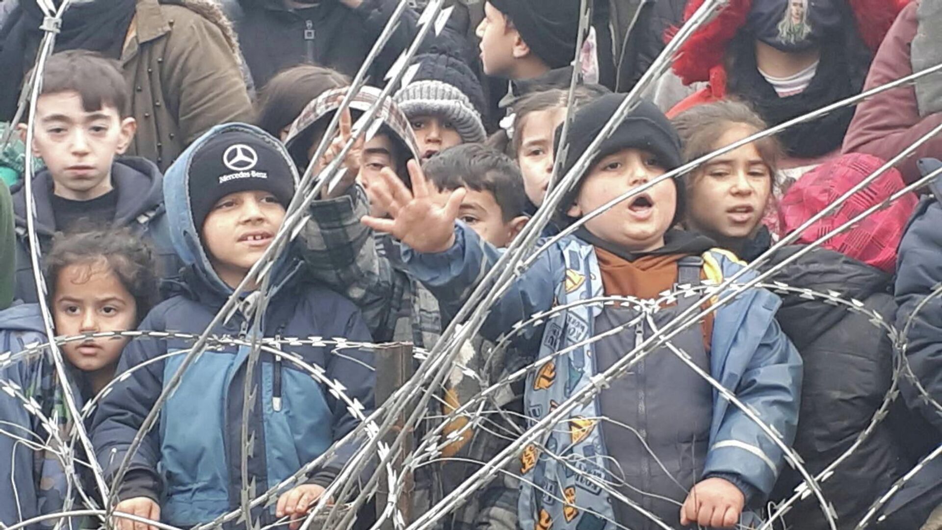 Дети нелегальных мигрантов на белорусско-польской границе - Sputnik Lietuva, 1920, 01.12.2021