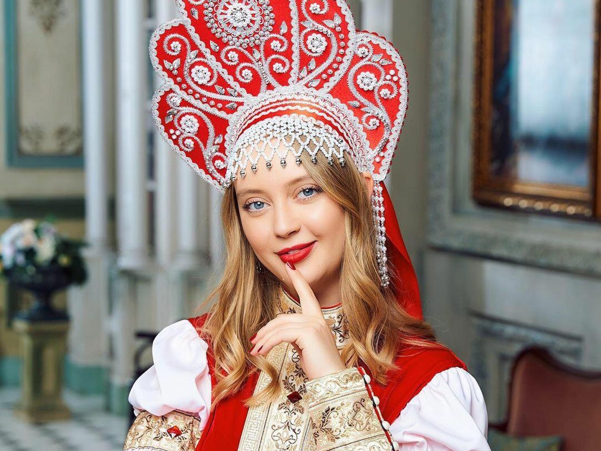 Самая красивая девушка в 2024 году. Самые красивые девушки России. Кокошник на конкурс красоты. Кокошник красный. Самая красивая россиянка в мире.