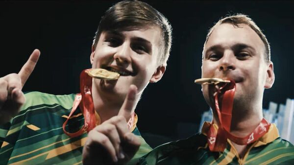 Литовские спортсмены Айдас Данюнас и Лауринас Нарушис завоевали первое место в мировом первенстве по боулингу - Sputnik Литва