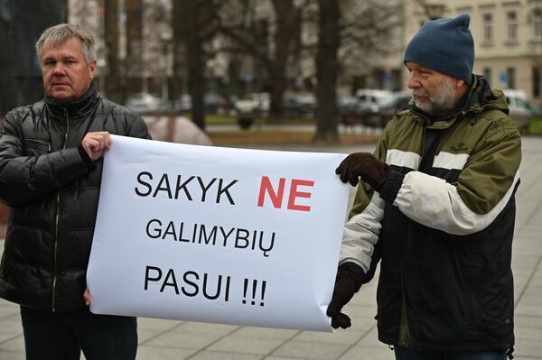 Plakate parašyta: &quot;Sakyk NE galimybių pasui!!!&quot; - Sputnik Lietuva