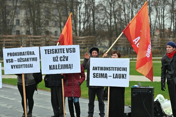 На плакатах написано (слева направо:) &quot;Прокуратура, ДГБ – исполнители заказов&quot;,  &quot;Судите ДГБ за тюрьму ЦРУ!&quot;, &quot;Антиконституционный Сейм – вон!&quot; - Sputnik Литва