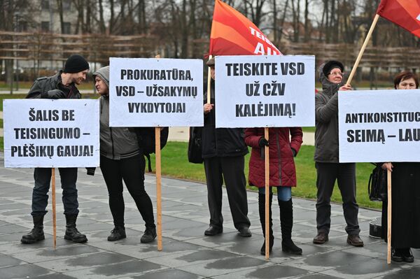 Протестующие принесли с собой плакаты с лозунгами. - Sputnik Литва
