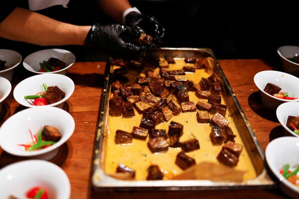 Restorano virtuvės šefas ruošia nedidelius mėsos kepsnelius. - Sputnik Lietuva
