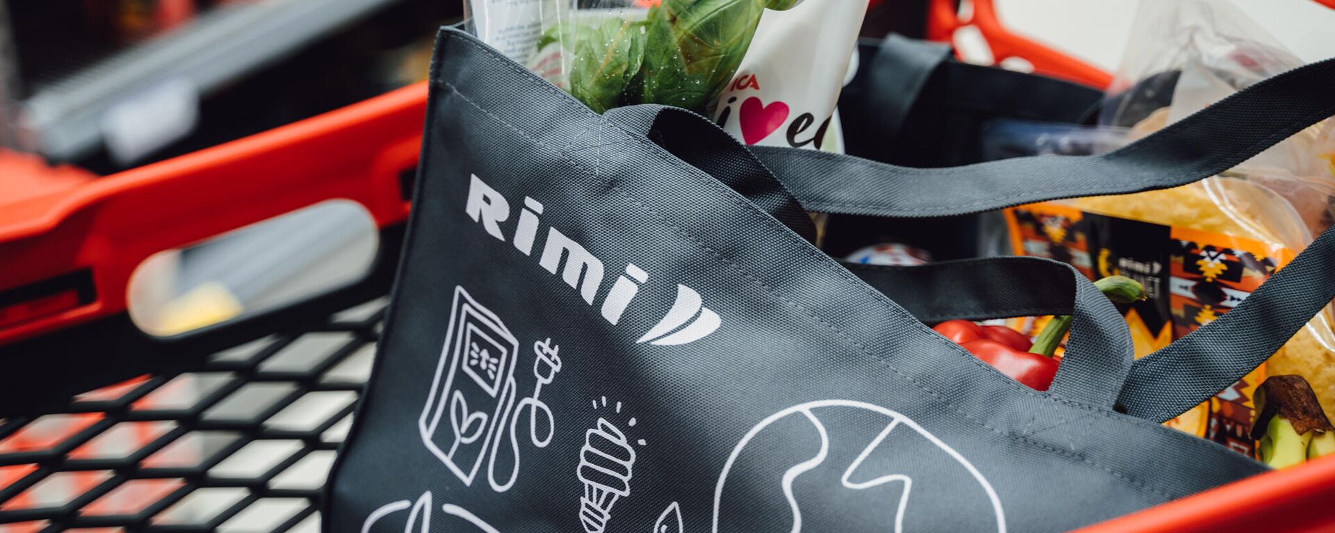 Логотип сети супермаркетов Rimi на продуктовой сумке, архивное фото - Sputnik Литва, 1920, 18.11.2021