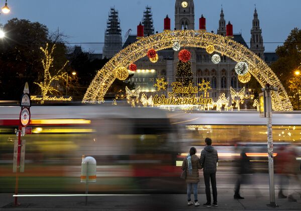 Tradicinė kalėdinė mugė priešais Vienos savivaldybę, Austrijoje. - Sputnik Lietuva