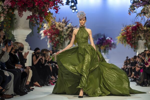 Trečiadienį, 2021 metų lapkričio 17 dieną Vilniuje, modelis pristato kūrinį iš lietuvių dizainerio Juozo Statkevičiaus Haute Couture 2022 pavasario-vasaros mados kolekcijos. - Sputnik Lietuva