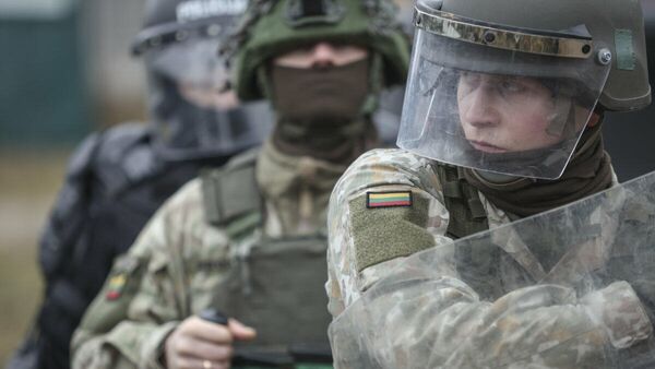 Литовские военные во время тренировки на оперативной базе на границе Литвы - Sputnik Литва