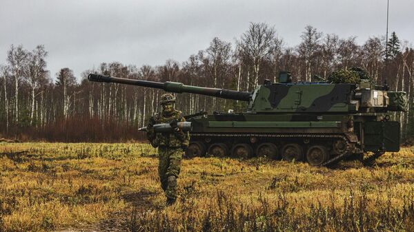Солдат и танк вооруженных сил Эстонии, архивное фото - Sputnik Литва