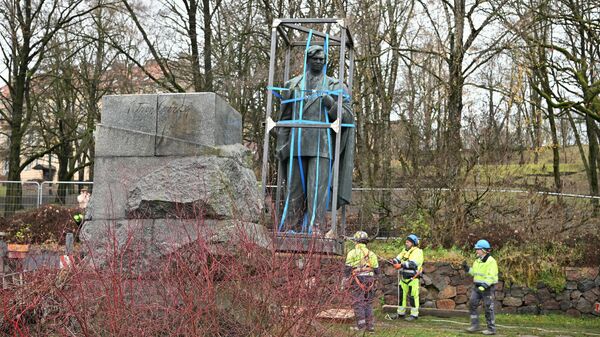 Демонтированный памятник литовскому писателю Пятрасу Цвирке - Sputnik Литва