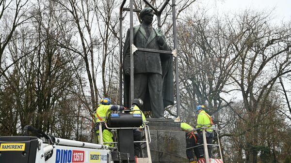 Памятник литовскому писателю Пятрасу Цвирке в процессе демонтажа - Sputnik Литва