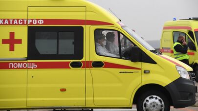 Медицинские работники в автомобиле реанимации, архивное фото